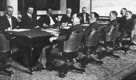 1905年9月5日,日俄双方在美国经过了长达25天的谈判后,签订了《朴茨茅斯条约》,正式结束了在中国土地上进行的日俄战争。清政府曾分别向日、俄及其他各国声明,日俄议和条款内倘有牵涉中国事件,凡未经与中国商定者,一概不能承认。日俄在议和期间,无视清政府的存在,对其声明不予理睬。 清政府还一度想参加和议,因遭到日俄双方的反对而作罢。清廷方面统计,东北人民死于战火的约2万人,财产损失折白银6900万两。 1905年9月5日,日俄双方在美国经过了长达25天的谈判后,签订了《朴茨茅斯条约》,正式结束了在中国土地上进行的日俄战争。清政府曾分别向日、俄及其他各国声明,日俄议和条款内倘有牵涉中国事件,凡未经与中国商定者,一概不能承认。日俄在议和期间,无视清政府的存在,对其声明不予理睬。 清政府还一度想参加和议,因遭到日俄双方的反对而作罢。清廷方面统计,东北人民死于战火的约2万人,财产损失折白银6900万两。