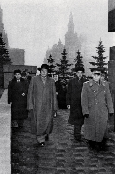 1957年11月5日下午,毛泽东率代表团在克里姆林宫警卫局局长扎哈洛夫少将的陪同下,到红场瞻仰列宁墓并敬献花圈。毛泽东左侧是翻译阎明复。 1957年11月5日下午,毛泽东率代表团在克里姆林宫警卫局局长扎哈洛夫少将的陪同下,到红场瞻仰列宁墓并敬献花圈。毛泽东左侧是翻译阎明复。