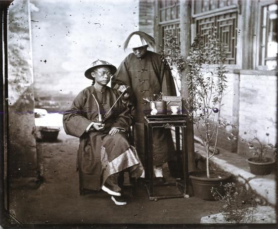 苏格兰摄影师拍摄的一位清代官员与仆役的日常照,摄于1871年 苏格兰摄影师拍摄的一位清代官员与仆役的日常照,摄于1871年