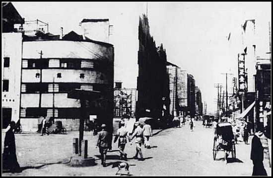 民国时期重庆市中心道门口街景。 1926 年刘湘返回重庆时,此处开辟为第一模范市场,后成为银行一条街。 民国时期重庆市中心道门口街景。 1926 年刘湘返回重庆时,此处开辟为第一模范市场,后成为银行一条街。