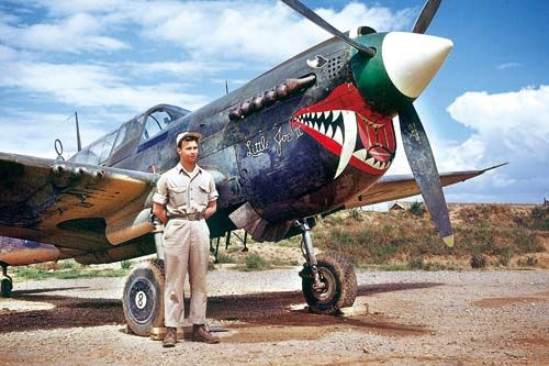 1944年9月，艾伦·拉森抵达昆明空军基地，在一架鼻翼上绘着鲨鱼图案的P40战斗机旁相互拍照。（约翰·弗洛曼摄）