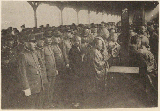 图4:熊川威以下32名步兵第四联队被击毙的官兵尸骨运回日本是,多名将官前往车站迎接 图4:熊川威以下32名步兵第四联队被击毙的官兵尸骨运回日本是,多名将官前往车站迎接