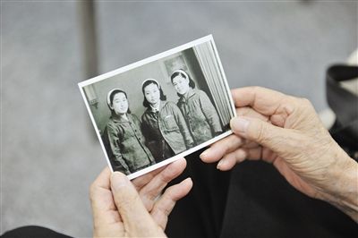 原爆当天,竹岗智佐子约了两个好朋友出去玩。此为三人合影,另两人至今生死不知。陈秋旭 摄 原爆当天,竹岗智佐子约了两个好朋友出去玩。此为三人合影,另两人至今生死不知。陈秋旭 摄