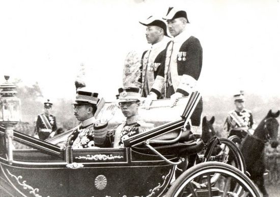 1935年溥仪访问日本时,与天皇同乘阅兵。 1935年溥仪访问日本时,与天皇同乘阅兵。