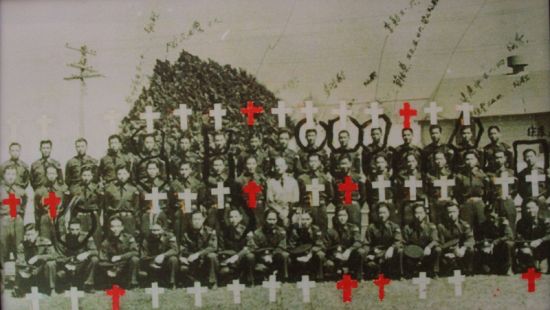十二期第一批47名留美学员毕业合影,30人阵亡(白十字表示),9人病故(红十字表示) 十二期第一批47名留美学员毕业合影,30人阵亡(白十字表示),9人病故(红十字表示)