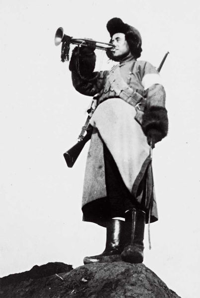1930年代初,辽西地区民间武装,吹集结号的民兵。 1930年代初,辽西地区民间武装,吹集结号的民兵。