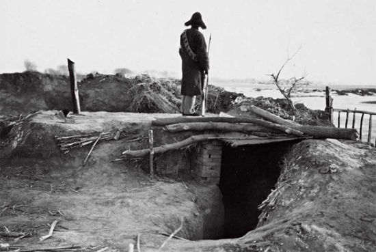 1930年代初,辽西地区民间武装的哨兵岗。 1930年代初,辽西地区民间武装的哨兵岗。