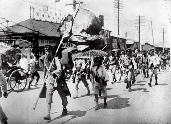 1931年,沈阳街头的义勇军。“九一八”事变后,沈阳的沦陷,促使辽宁省内的东北军最先撤入关内,兴起义勇军组织。图/GETTY 1931年,沈阳街头的义勇军。“九一八”事变后,沈阳的沦陷,促使辽宁省内的东北军最先撤入关内,兴起义勇军组织。图/GETTY