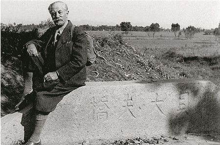 晚年的贝熙业在以他的名字命名的桥边留影 晚年的贝熙业在以他的名字命名的桥边留影