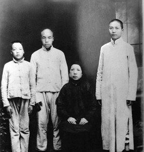 唯一合影1919年,毛泽民(左二)按照大哥毛泽东(右一)的吩咐,陪病重的母亲到长沙治病。毛泽民、毛泽东、毛泽覃(左一)兄弟三人有机会与母亲留下一张珍贵的合影。 唯一合影1919年,毛泽民(左二)按照大哥毛泽东(右一)的吩咐,陪病重的母亲到长沙治病。毛泽民、毛泽东、毛泽覃(左一)兄弟三人有机会与母亲留下一张珍贵的合影。
