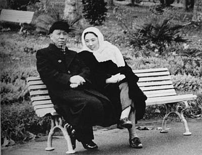 1952年冬,刘少奇出访苏联期间临时在索契休养,王光美前往陪伴 1952年冬,刘少奇出访苏联期间临时在索契休养,王光美前往陪伴
