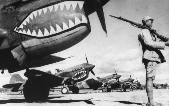 1942年,一个中国队员守卫在飞虎队P-40战机。 1942年,一个中国队员守卫在飞虎队P-40战机。