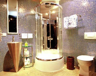 少数浴室玻璃有自爆危险 使用前用热水冲玻璃_