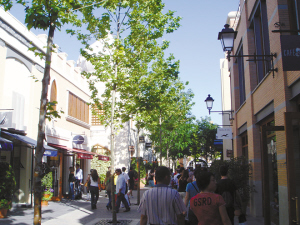 马德里 两层小楼围合的市郊购物村