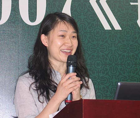 图为汇丰银行北京分行个人金融部主任刘晶女士演讲