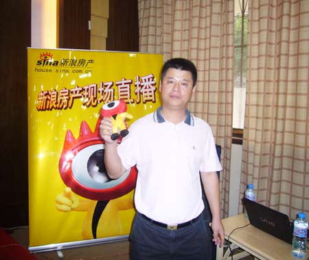 现场传真--南京柏林地板超市总经理许柏林(图)