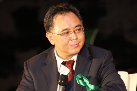 图为阳光100集团常务副总裁范小冲