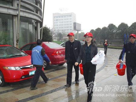 莱茵达置业开展我爱我家社区保洁维修活动