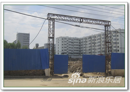 明光翡翠湾工程开始打基础工地有围板