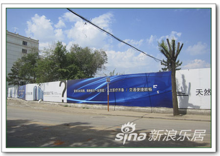 明光翡翠湾工程开始打基础工地有围板