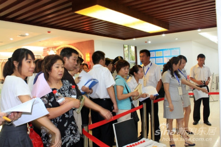 东方今典盛大开盘 数百市民冒雨等候