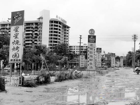 三亚老铁路闲置3年 海鲜排档等违建扎堆[图]