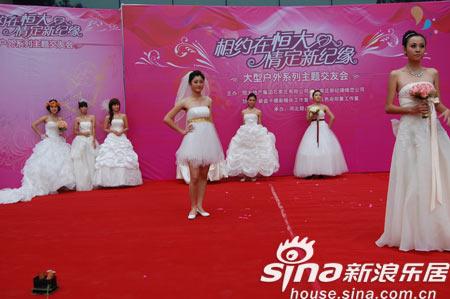 婚纱秀图片_婚纱情侣头像(2)