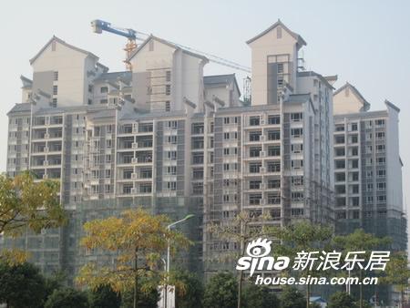 东方豪庭外围防护网拆除 纯中式徽派建筑别具