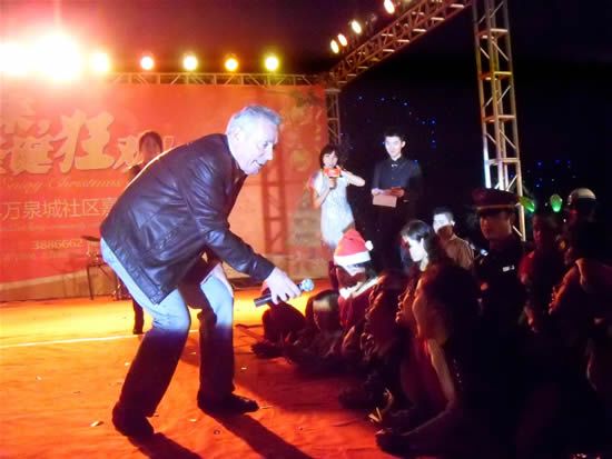 "我们一起唱圣诞歌吧"-万泉城平安夜举办2010年圣诞狂欢社区嘉年