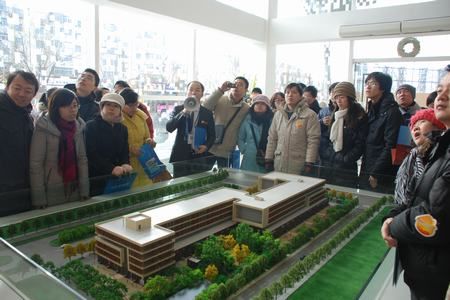 图为乐居看房团到访琥珀天地 图为乐居看房团到访琥珀天地