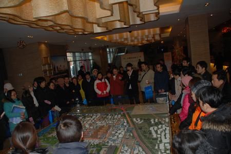 图为金隅万科城销冠为乐居网友讲解沙盘 图为金隅万科城销冠为乐居网友讲解沙盘