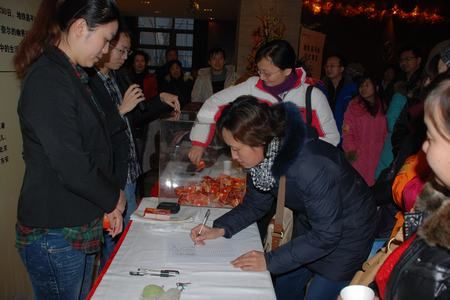 图为中将网友领取奖品 图为中将网友领取奖品