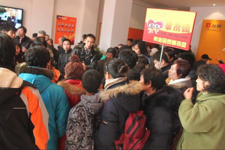图为乐居网友在万科幸福汇现场听取讲解 图为乐居网友在万科幸福汇现场听取讲解