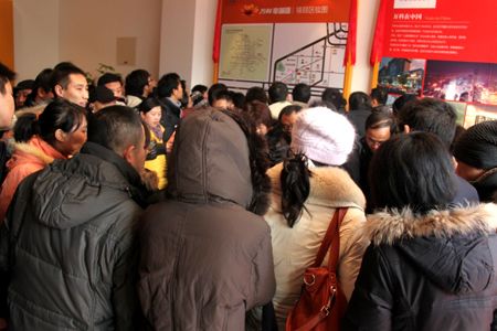图为乐居看房团现场火爆场面 图为乐居看房团现场火爆场面