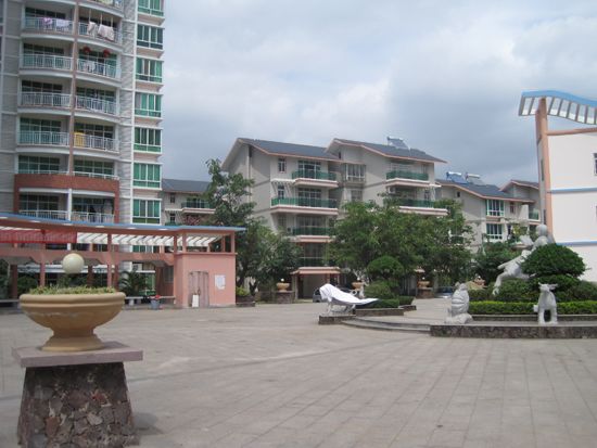 新浪海南房产讯(编辑/苏人婧) 国际旅游岛战略提出后,海南房地产业出现了翻天覆地的变化,在海南置业,成为了时尚的行为。海南小区服务是否跟上国际旅游岛的脚步,业主对物业是否满意呢?新浪乐居在中国房地产业协会、中国房地产及住宅研究会、中国消费者协会的支持下,开展十万业主联动海南业主满意度调查活动,全面了解海南业主情况,更好的服务服务海南置业客户,助推海南国际旅游岛建设的宏伟目标。本次调查的是位于三亚市春园路的汇林水苑小区。 图为 汇林水苑