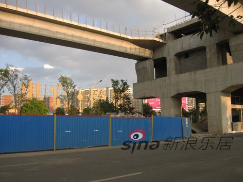 建设中的轻轨站就在社区门口 建设中的轻轨站就在社区门口