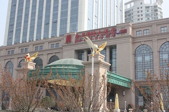 走在凤凰国际书城前面的一条街道上,很多南通出名的餐饮店这边都有,同时超市、中国移动、银行等也一应俱全。生活本来,就该是一种享受,中南世纪城的业主们也许自己也不会想到,仅仅几年,就可以生活在一个文化气息浓厚同时生活便利的环境中。