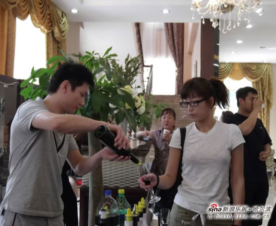 帅哥为每位购房者倒上美酒 帅哥为每位购房者倒上美酒