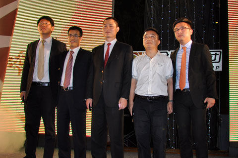 金辉集团准备的这位神秘嘉宾可谓重量级登场,赢得粉丝们阵阵尖 