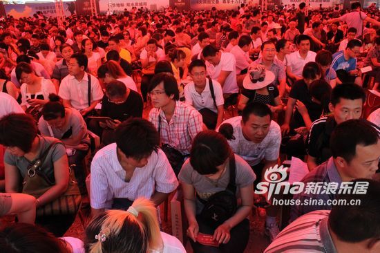 热闹气氛使得开盘现场销售和人气两旺,在销控板前,选房区,签约区都排