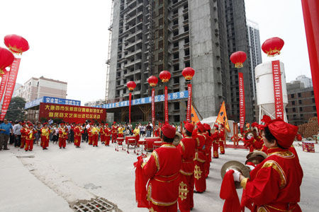 大唐西市-东桃园村城中村改造回迁楼成功封顶