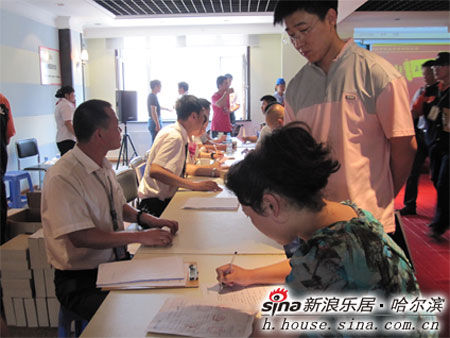 图为业主在填客户满意度调查表