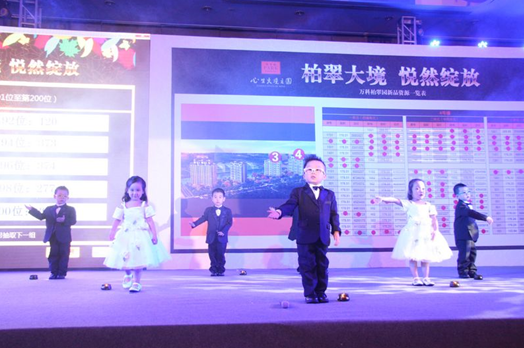 6位可爱的小朋友献上《感恩的心》图片