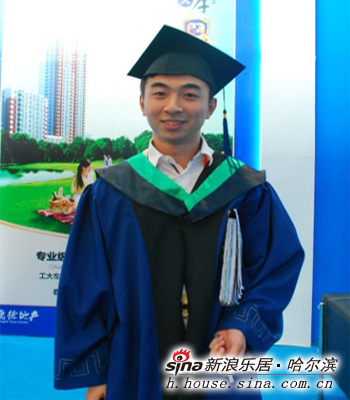 身着学士服的工大左岸售楼员 身着学士服的工大左岸售楼员