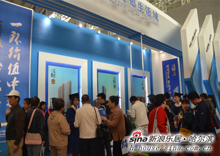 工大左岸展位前人潮涌动 工大左岸展位前人潮涌动