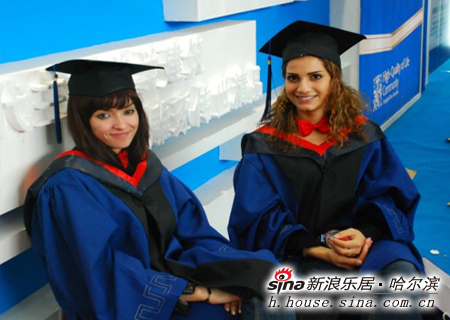 身着工大左岸学士服的外国留学生 身着工大左岸学士服的外国留学生