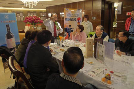 图为品酒师教大家从外包装选红酒 图为品酒师教大家从外包装选红酒