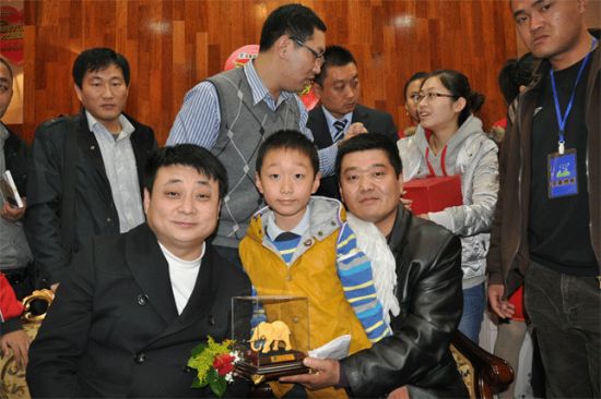 小么哥与热情的客户合影
