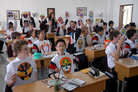 图为格致中学中外学生交流