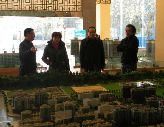 12月10日,国家住房和城乡建设部政策研究中心副主任秦虹与深圳市国际企业服务有限公司董事长兼总经理冯佳一行来到山水檀溪参观并指导工作。 山水檀溪营销总监赵传先向两位专家介绍了项目的整体情况及未来发展规划,在了解到项目是一个城中村改造示范项目时,两位专家都非常认可檀溪这种模式,对檀溪的发展与变化连连称赞,纷纷表示这种模式是民生、民心工程,真正让老百姓受益,值得在全国范围推广。对与檀溪二期的改造工程也给予了很大的期望,希望能很好的利用襄阳近3000年的历史文化,把檀溪打造为具有襄阳特色的城市综合体。
